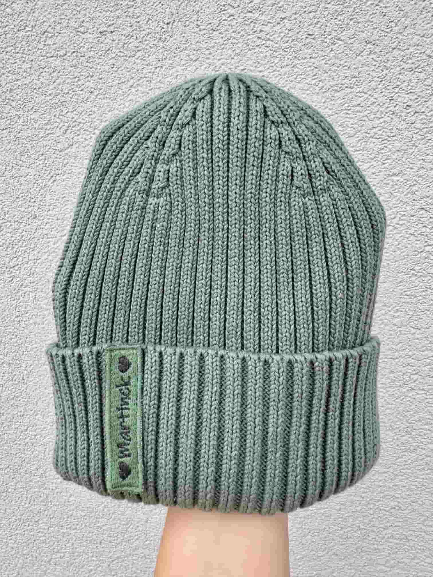 čepice se jménem s výšivkou